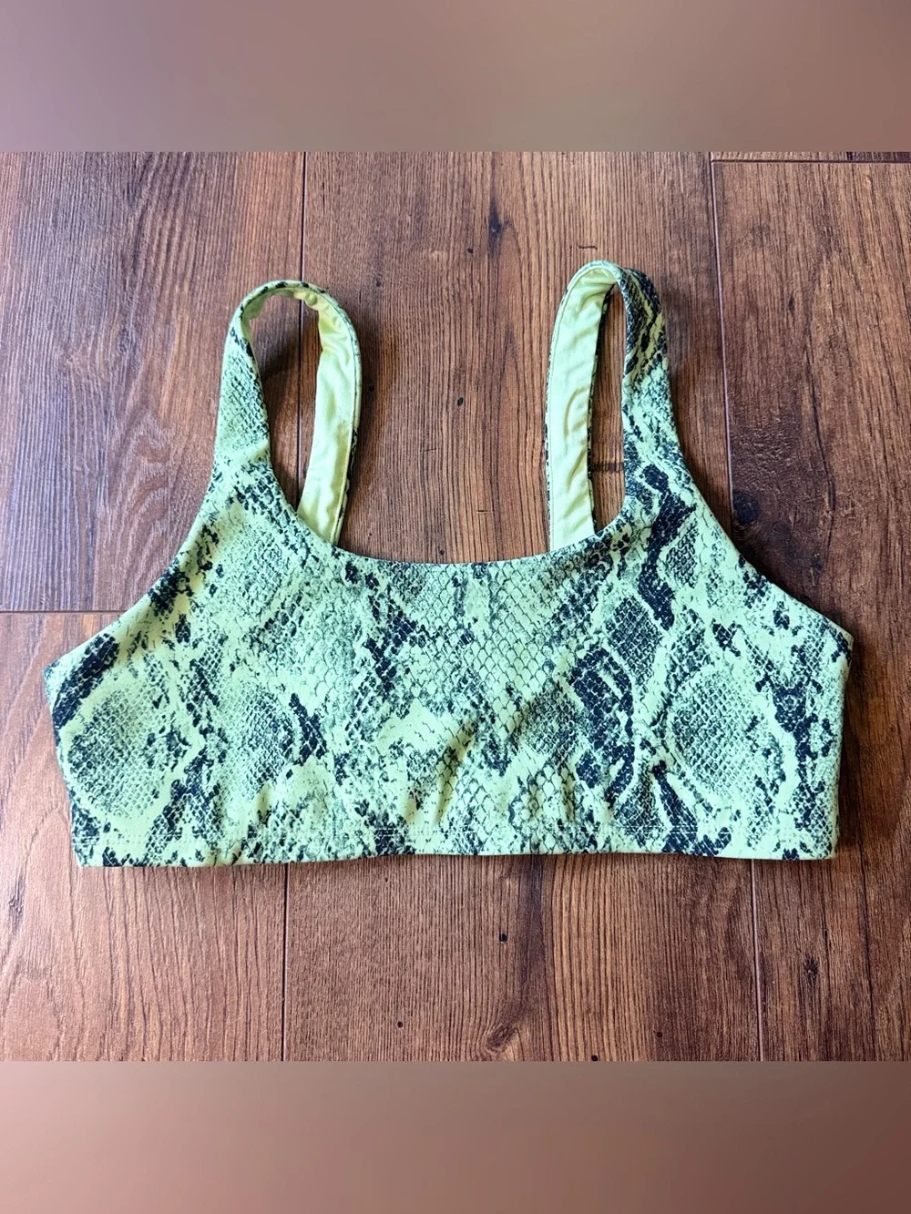 ALO Vapor Snake-Print Sports Bra Women’s Small Neon Lime Green